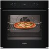 Czarny piekarnik elektryczny z widocznym wnętrzem, w którym znajduje się pizza na metalowej kratce; na panelu sterowania wyświetlacz pokazuje godzinę 12:00. Na dole piekarnika widoczne jest logo "Whirlpool".