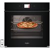 Czarny piekarnik elektryczny z wyświetlaczem, na którym widoczna jest pizza na ruszcie wewnątrz komory. Na froncie piekarnika znajduje się logo "Whirlpool".
