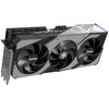 Karta graficzna z trzema dużymi wentylatorami, na których widnieje napis "iCHILL", oraz z widocznym napisem "GEFORCE RTX" na górnej części obudowy. Obudowa ma metaliczne wykończenie z geometrycznymi wzorami i kolorowym podświetleniem na krawędzi.