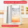 Czajnik z przezroczystą ścianką pokazującą gotującą się wodę, z widocznym przekrojem dwuwarstwowej izolacji. Na zdjęciu znajdują się napisy: "BEZPIECZNE UŻYTKOWANIE" oraz "DWUWARSTWOWA IZOLACJA".