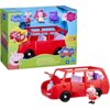 Pudełko z zestawem figurek "HASBRO Świnka Peppa Duży pojazd G05415L0" zawiera czerwony samochód z otwieranym bagażnikiem oraz figurki postaci z bajki. Na opakowaniu widnieje logo Peppa Pig oraz Hasbro, a także informacje o produkcie w kilku językach.