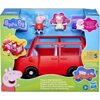 Pudełko zawiera zestaw figurek z serii "Peppa Pig", w tym duży czerwony pojazd rodzinny oraz figurki postaci. Na opakowaniu widnieje logo "Hasbro" oraz teksty: "Peppa's Big Family Car", "Includes Baby Evie", "Fits family of 5", a także oznaczenie wiekowe 