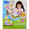 Na zdjęciu znajduje się opakowanie zabawki z serii "Peppa Pig" z widocznym logo Hasbro w prawym dolnym rogu. Na opakowaniu widać dziecko bawiące się różową zabawką w kształcie świnki oraz ilustracje przedstawiające postacie z bajki "Peppa Pig".
