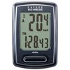 Na zdjęciu widoczny jest licznik rowerowy z wyświetlaczem cyfrowym, na którym pokazana jest prędkość 20,4 km/h oraz czas 1:28,43. Na górze urządzenia znajduje się napis "CATEYE VELO WIRELESS".