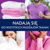 Na zdjęciu widoczne są złożone ręczniki w kolorach białym i różowym, osoba w fioletowej koszulce, kobieta uśmiechająca się spod białej pościeli oraz osoba w różowym swetrze. Na środku znajduje się napis: "NADAJĄ SIĘ DO WSZYSTKICH RODZAJÓW TKANIN".