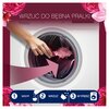 Na zdjęciu widoczna jest ręka wsypująca różowe perełki do bębna pralki, z napisem "WRZUĆ DO BĘBNA PRALKI" na górze. Na dole znajdują się trzy ikony z instrukcją: "1 WSYP", "2 WRZUĆ", "3 WYPIERZ", otoczone różowymi kwiatami.
