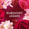 Na zdjęciu widoczne są różowe i białe kwiaty oraz czerwone owoce na tle w kolorze rubinowym. W centralnej części znajduje się tekst: "RUBINOWY JAŚMIN".