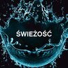 Na zdjęciu widać rozpryskującą się wodę na ciemnym tle, a na środku znajduje się biały napis "ŚWIEŻOŚĆ".