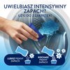 Na zdjęciu widoczna jest ręka wsypująca niebieskie perełki do bębna pralki, z tekstem: "Uwielbiasz intensywny zapach? Użyj do 2 zakrętek!" oraz grafiką przedstawiającą dwie opcje: "Lubisz piękny zapach" i "Kochasz piękny zapach" z odpowiednimi ikonami.
