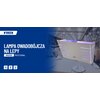 Na zdjęciu znajduje się lampa owadobójcza z napisem "N'OVEEN" oraz "LAMPA OWADOBÓJCZA NA LEPY IKN2050 PROFESSIONAL" na niebieskim tle. W tle widoczna jest restauracja z nakrytymi stołami, a lampa emituje fioletowe światło.