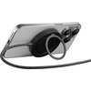 Na zdjęciu znajduje się smartfon z podłączoną ładowarką indukcyjną, która jest przymocowana do tylnej części urządzenia. Ładowarka ma okrągły kształt i jest połączona z plecionym kablem, a obok widoczny jest pierścień wspierający.