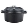 Czarny, żeliwny garnek do serwowania z pokrywką, o pojemności 250 ml i średnicy 10 cm, z metalowym uchwytem na pokrywce. Garnek ma dwa uchwyty po bokach.