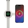 Ładowarka indukcyjna w kolorze piaskowym z podłączonym kablem, na której znajduje się etui na słuchawki oraz smartfon. Na ekranie smartfona widoczny jest kolorowy symbol ładowania z napisem "25% Charged".