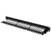 Czarny patch panel z 24 portami, z białymi złączami i kolorowymi oznaczeniami na górnej części. Produkt ma prostokątny kształt z otworami montażowymi po bokach.