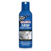 Niebieska butelka z aerozolem, na której widnieje czarno-biała szachownica oraz napisy: "FINISH LINE 1-STEP Cleaner & Lubricant", "FOR BICYCLE CHAINS", "CLEAN & LUBE IN ONE STEP". Na dole znajdują się ostrzeżenia dotyczące łatwopalności oraz informacje o 