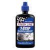 Czarno-niebieska butelka z niebieską nakrętką, na której widnieje napis "FINISH LINE 1-STEP CLEANER & LUBRICANT FOR BICYCLE CHAIN & GEARS". Na dole etykiety znajduje się ostrzeżenie: "WARNING: HARMFUL OR FATAL IF SWALLOWED. READ PRECAUTIONS ON BACK PANEL.