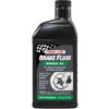 Czarna butelka z etykietą zawierającą tekst: "FINISH LINE Brake Fluid Mineral Oil For Bicycle Hydraulic Braking Systems Superior Heat & Pressure Stability Certified for Mineral Oil Braking Systems". Na dole etykiety znajduje się ostrzeżenie: "DANGER: HARM