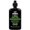 Czarno-zielona butelka z etykietą zawierającą tekst: "FINISH LINE e-Bike Chain Lube, High Mileage Formulation, Molybdenum Technology, Withstands Acceleration Torque, Fights Rust & Corrosion." Na dole etykiety znajduje się informacja o pojemności: "4 oz e 