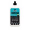 Biała butelka z czarnym korkiem zawiera uszczelniacz do dętek FINISH LINE Fiberlink Tubeless Sealant Pro Latex 240 ml. Na etykiecie widnieje tekst: "Kevlar fibers reinforce seals, lightweight & low viscosity, fast-acting natural latex, long-lasting & low 