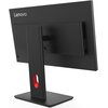 Czarny monitor z logo "Lenovo" na tylnej obudowie, zamontowany na prostokątnej podstawie z pionowym wspornikiem, który ma czerwony akcent w otworze. Na bocznej krawędzi monitora widoczne są porty USB.
