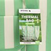 Zdjęcie przedstawia torbę termiczną w zielono-białe paski z etykietą zawierającą tekst: "Spokey Live with Passion! THERMAL BAG SAN REMO, TORBA TERMICZNA, TERMOTAŠKA, THERMO-TASCHE, ISOTHERMAL, 28L".