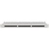 Na zdjęciu znajduje się patch panel z 24 portami, oznaczony jako "Patch panel LANBERG PPU6-1124-S". Panel ma prostokątny kształt i jest w kolorze szarym, z widocznymi numerami nad portami.