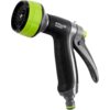 Na zdjęciu znajduje się pistolet zraszający z czarnym uchwytem i zieloną dyszą, z widocznym napisem "STALCO GARDEN" na korpusie. Produkt ma ergonomiczny kształt i elementy w kolorze szarym oraz zielonym.