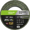 Zdjęcie przedstawia zwinięty wąż ogrodowy z etykietą zawierającą informacje: "STALCO GARDEN", "LEVEL XTR", "1/2” 20m", "ATS2 ANTI TWIST SYSTEM", "5 LAYERS", "MADE IN POLAND", "LIFETIME WARRANTY", oraz piktogramy dotyczące ciśnienia, temperatury, odpornośc