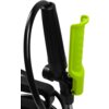Czarno-zielony uchwyt opryskiwacza ciśnieniowego z widocznym wężem i elementem mocującym. Produkt ma ergonomiczny kształt i wyraźne żłobienia na zielonej części uchwytu.