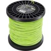 Na zdjęciu widoczna jest szpula z jasnozieloną żyłką do kosy, z etykietą na górze zawierającą tekst: "STALCO PERFECT Trimmer Line Round 3.0 mm 60 m". Etykieta zawiera również piktogramy i dodatkowe informacje techniczne.