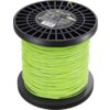 Na zdjęciu widoczna jest szpula z zieloną żyłką do kosy, na której znajduje się etykieta z napisem "STALCO PERFECT TRIMMER LINE ROUND 3.0 mm 210 m". Etykieta zawiera również piktogramy i dodatkowe informacje techniczne.