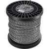 Na zdjęciu widoczna jest szpula z szarą, skręconą żyłką do kosy, z etykietą na górze zawierającą tekst: "STALCO PERFECT Trimmer Line Square 3.0 mm 60 m". Etykieta zawiera również piktogramy i dodatkowe informacje techniczne.