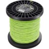 Na zdjęciu znajduje się szpula z zieloną żyłką do kosy, na której widnieje etykieta z napisem "STALCO PERFECT Trimmer Line Round Type 2.7 mm 120 m". Etykieta zawiera również piktogramy i kod kreskowy.