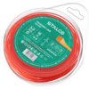 Czerwony produkt w plastikowym opakowaniu z zieloną etykietą, na której widnieje napis "STALCO TRIMMER LINE SQUARE" oraz oznaczenia "3.0 mm" i "15 m". Na etykiecie znajduje się również kod "S053997026" oraz informacje o producencie i piktogramy dotyczące użytkowania.