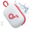 Biały głośnik mobilny z czerwonymi akcentami i uchwytem, na tle rozpryskującej się wody. Na głośniku widoczne jest logo w kształcie litery "Q" oraz przyciski sterujące na czerwonym pasku.