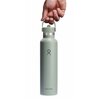 Zielona butelka termiczna o pojemności 621 ml z logo przedstawiającym stylizowaną postać z uniesionymi rękami. Na dole butelki znajduje się napis "Hydro Flask".