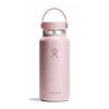 Różowa butelka termiczna z uchwytem, posiada logo w kształcie stylizowanej postaci oraz napis "Hydro Flask" na dole. Butelka ma metalowy pierścień pod nakrętką i jest w kolorze różowym.