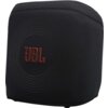 Czarne etui na głośnik z widocznym logo "JBL" w kolorze pomarańczowym, otoczone koncentrycznymi okręgami. Etui ma gładką powierzchnię i zamek błyskawiczny na górze.