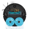 Czarny robot sprzątający widziany od spodu, z widocznymi szczotkami, niebieskimi mopami obrotowymi i rozsypanymi okruchami. Na zdjęciu widać także krople wody oraz fale sygnalizujące działanie czujników.