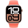 Na zdjęciu widoczny jest smartwatch z mandarynkowym paskiem, na którego ekranie wyświetlana jest godzina "10:09" w dużych, białych i czarnych cyfrach na brązowym tle. Obudowa zegarka ma metaliczne wykończenie, a przycisk boczny jest widoczny z boku.