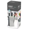 Pudełko przedstawia zestaw noży w bloku, z widocznymi pięcioma nożami o kolorowych uchwytach. Na opakowaniu znajduje się tekst: "Joseph Joseph duo 5-piece Knife Block Set" oraz "With easy-access knife slots" i "Non-slip pinch grips".