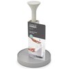 Szary stojak na ręczniki kuchenne z napisem "Joseph Joseph duo Easy-tear Kitchen Roll Holder" oraz instrukcją "Push to lock roll" i "Stop roll unravelling". Na zdjęciu widoczna jest również dłoń trzymająca ręcznik papierowy.