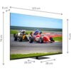Telewizor marki Thomson o wymiarach 123 cm szerokości, 74 cm wysokości i 8 cm głębokości, wyświetla obraz z wyścigiem samochodowym. Na ekranie widoczne są trzy samochody wyścigowe na torze, a poniżej ekranu znajduje się logo "THOMSON".