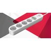 Biała listwa zasilająca z czterema gniazdami i czterema portami USB, na której widnieje logo "Energizer". Listwa leży na tle w odcieniach szarości i czerwieni.