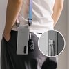Na zdjęciu widoczne jest przezroczysto-matowe etui na telefon zawieszone na kolorowym pasku, przymocowane do spodni. Obok znajduje się powiększenie fragmentu etui z widocznym mocowaniem paska, a na etui widnieje napis "RINGKE".