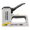 Metalowy zszywacz tapicerski z czarnym uchwytem i żółtymi akcentami, z widocznymi napisami "STANLEY FATMAX" oraz "MULTI-TACKER". Produkt ma solidną konstrukcję i ergonomiczny kształt.