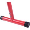Czerwony element metalowy w kształcie litery "T" z czarnymi, gumowymi zakończeniami na końcach poziomej części. Na pionowej części znajdują się dwa srebrne śruby.