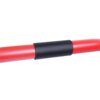 Czerwony drążek z czarną, antypoślizgową nakładką na środku. Produkt to poręcze do pompek GORILLA SPORTS 2902.