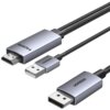 Na zdjęciu widoczny jest kabel z dwoma różnymi złączami: DisplayPort i HDMI, z plecionym przewodem. Na obudowach złączy widoczne są napisy "UGREEN" i "HDMI".