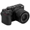 Na zdjęciu widoczny jest aparat fotograficzny z zamontowanym obiektywem VILTROX AF 25mm f/1.7 Nikon Z. Na obiektywie znajdują się napisy: "AF 25mm 1:1.7 STM ASPH ED IF" oraz "IMAGE SIZE ⌀62 82⌀".